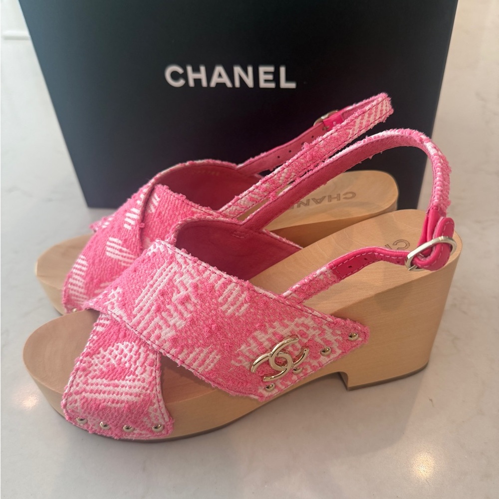 CHANEL Pink Sandals with Quilted Fabric and Slingback